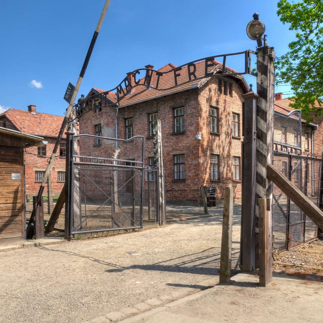 auschwitz brama arbeit macht frei.