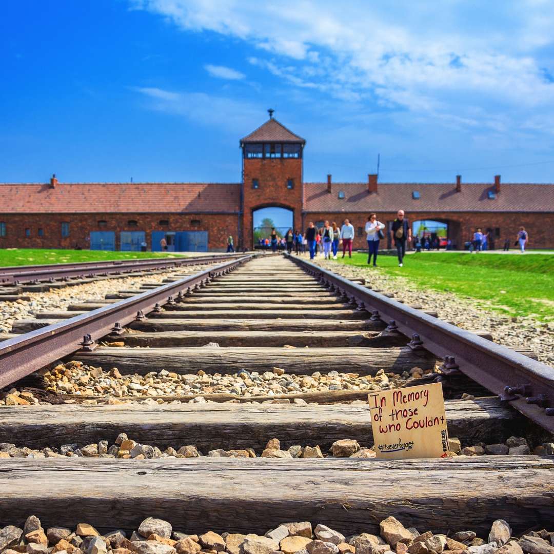 bilety do auschwitz-birkenau, zwiedzanie auschwitz birkenau, birkenau brama ?mierci